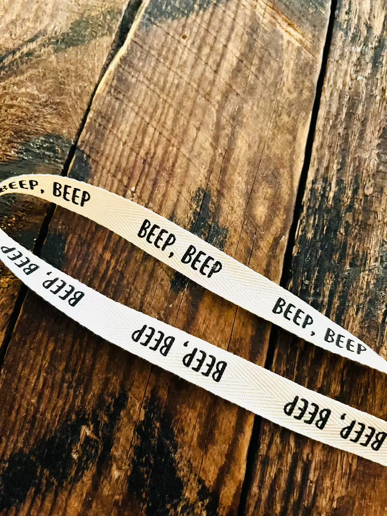 Bumwoll Webband mit Spruch Beep,Beep auf weißen Untergrund