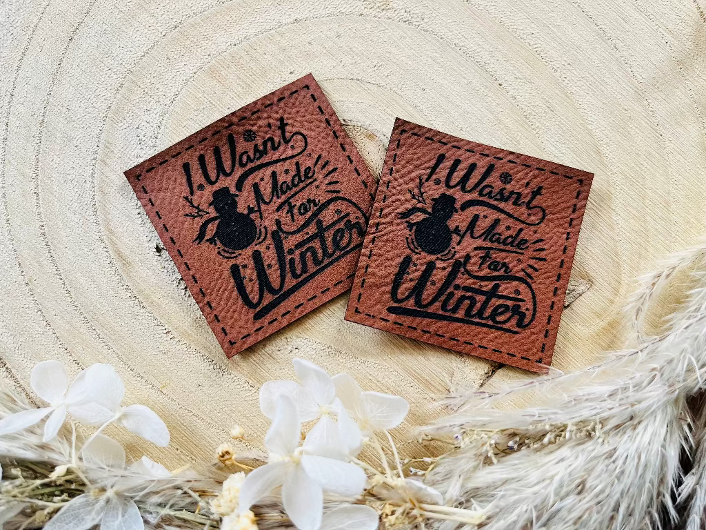 braunes Kunstlederlabel mit dem Spruch I wasn`t made for Winter und einem kleinen Schneemann