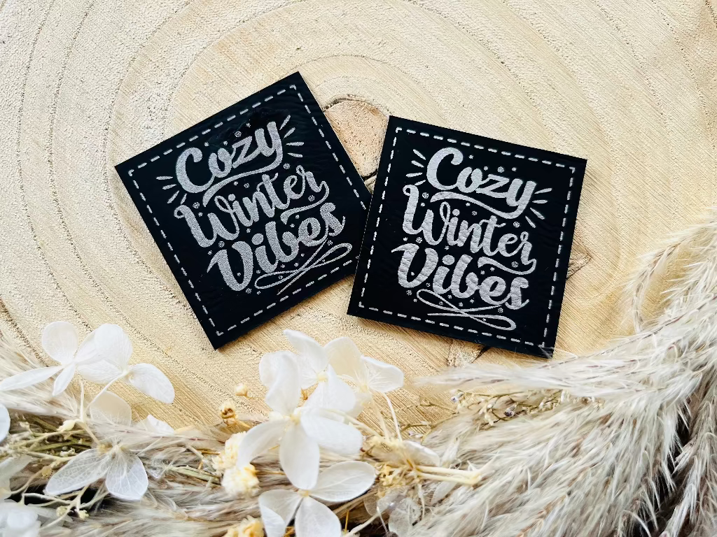 schwarzes Kunstleder Label mit dem Spruch Cozy Winter Vibes in schöner silberner Schrift
