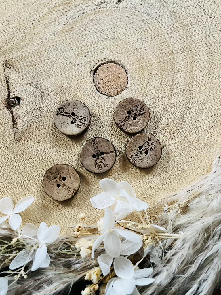 Kokosknopf mit einer Giraffe abgebildet