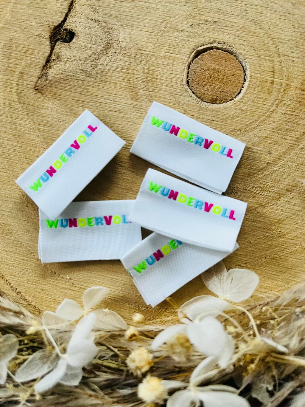 tolles Weblabel, mit dem Spruch Wundervoll in knalligen Farben