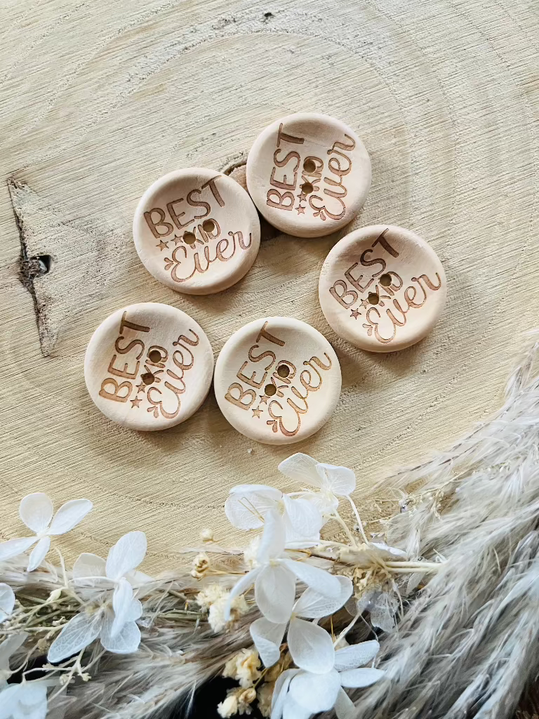 Holzknopf rund mit dem Spruch Best Kid ever