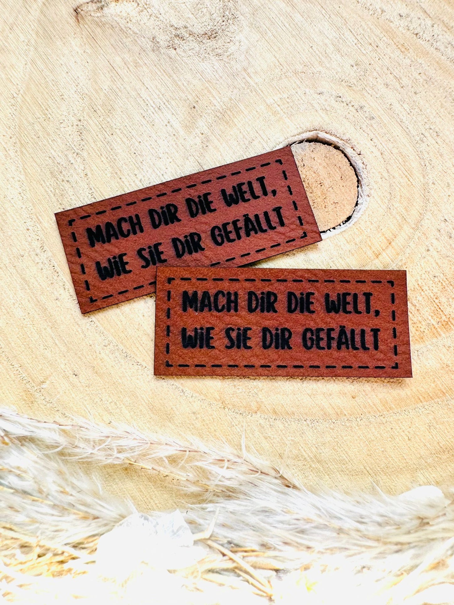 braunes PU-Label mit dem Spruch Mach Dir die Welt, wie Sie Dir gefällt Ausrufezeichen