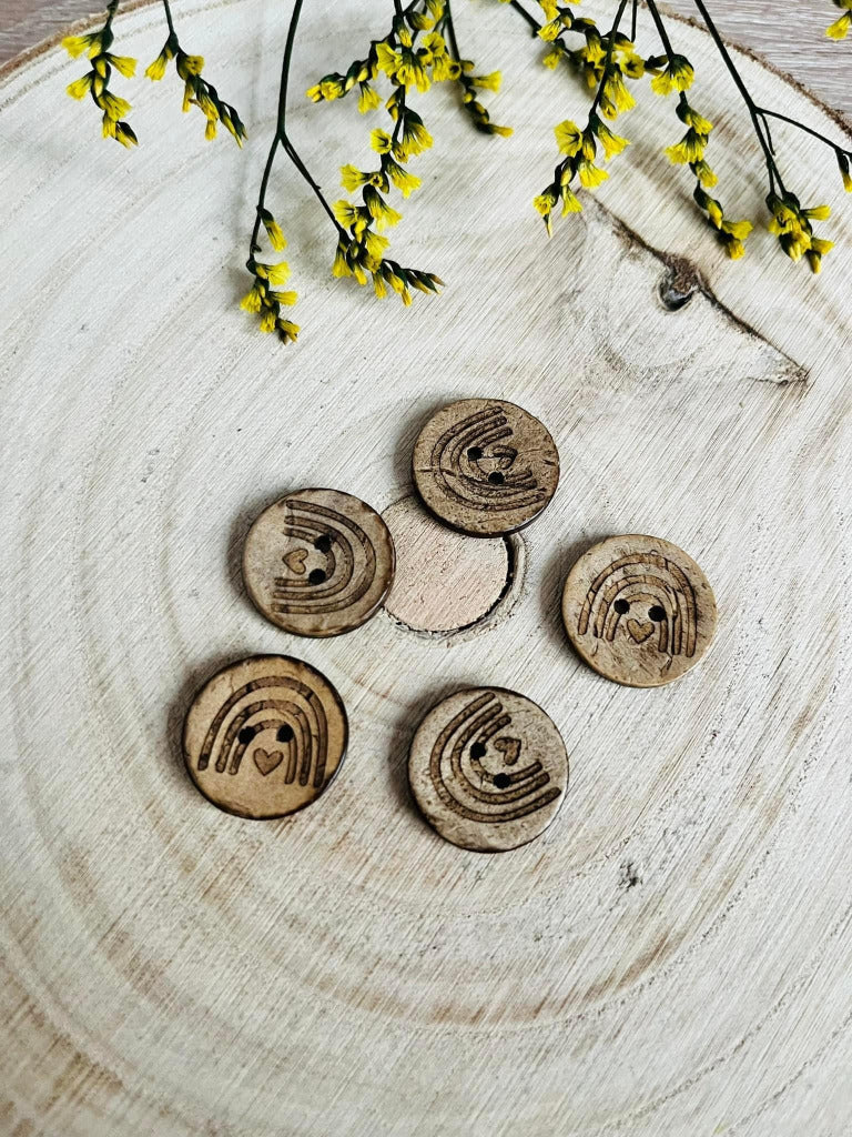 kokosknopf mit einem Regenbogen abgebildet