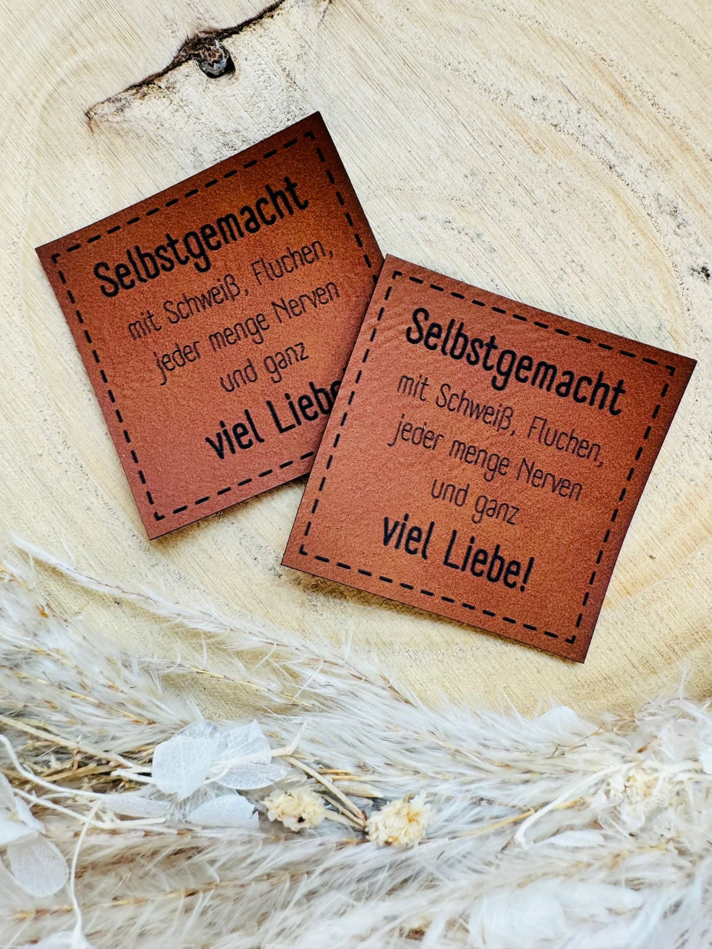 braunes PU-Label mit dem Spruch Selbstgemacht mit Schweiß, Fluchen, jeder menge Nerven und ganz viel Liebe Ausrufezeichen