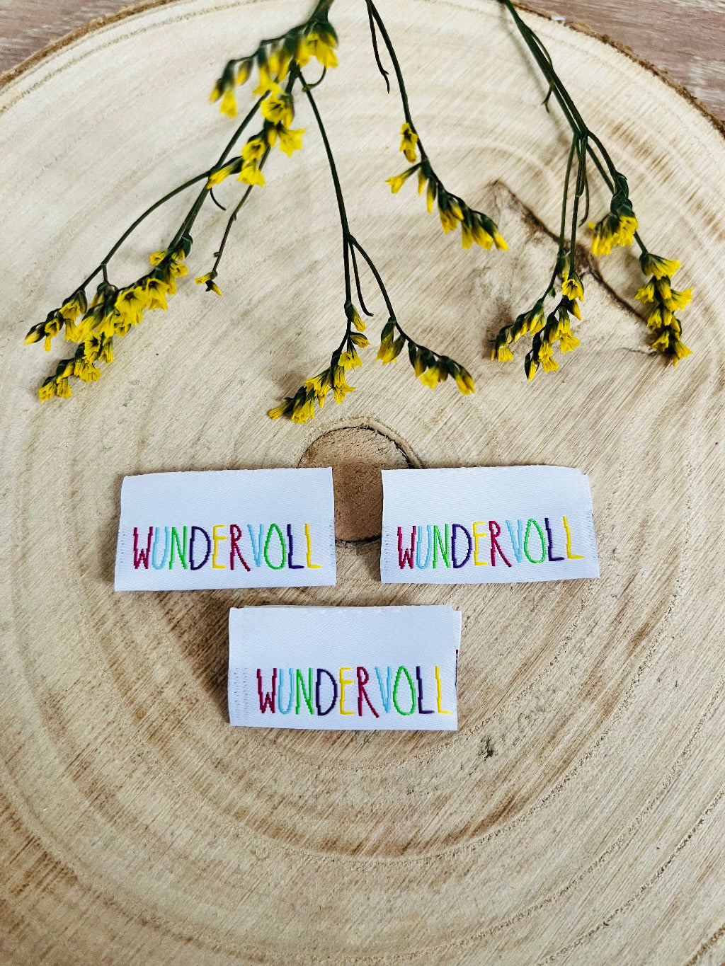 weisses Weblabel mit dem Spruch Wundervoll in bunten Buchstaben