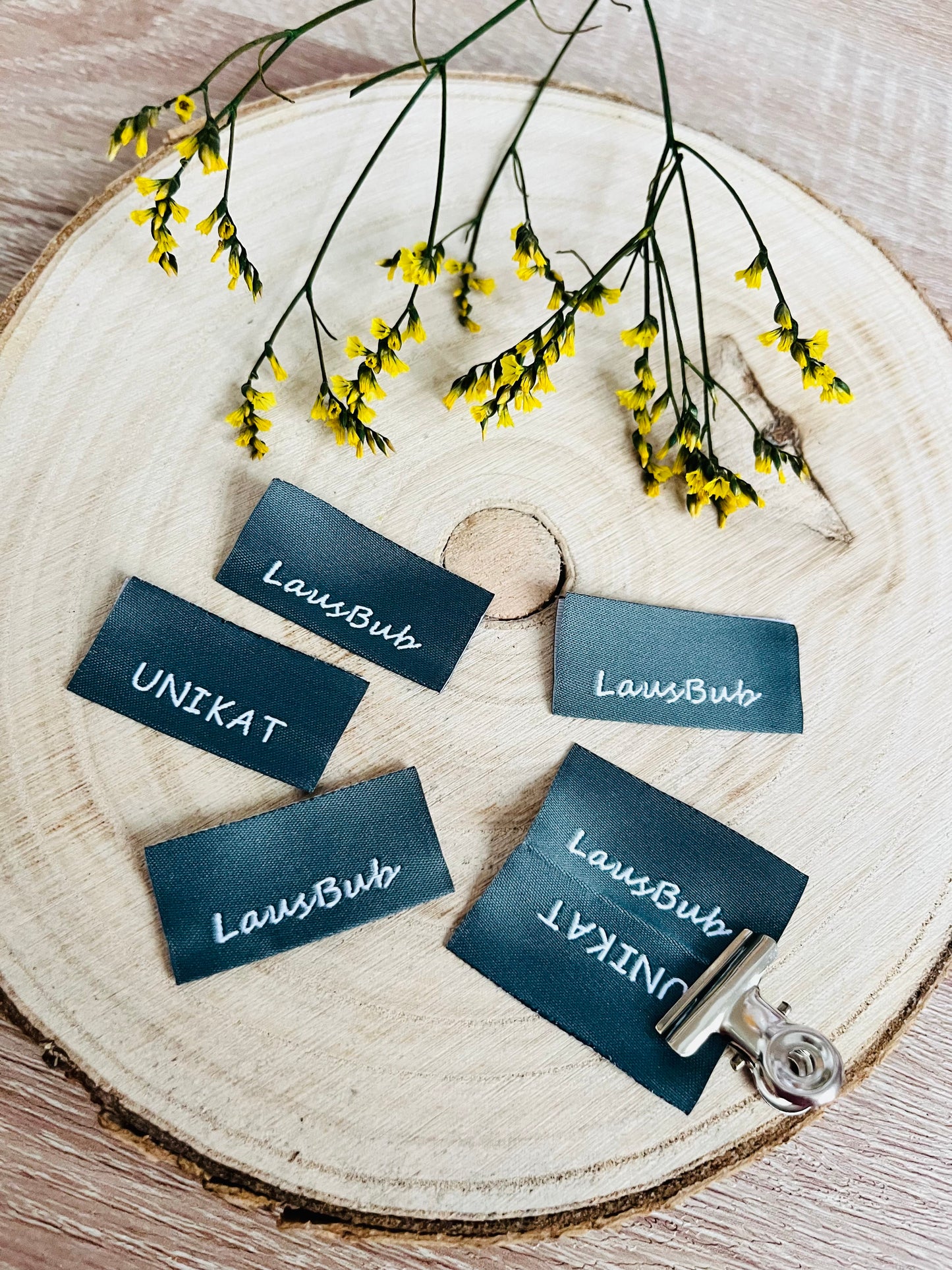 dunkelblaues Weblabel mit der Aufschrift Lausbub und Unikat in weisser Schrift