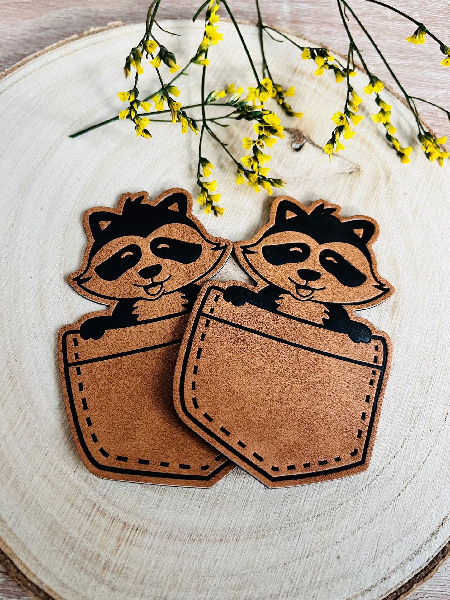 braunes taschen kunstlederlabel mit einem waschbär