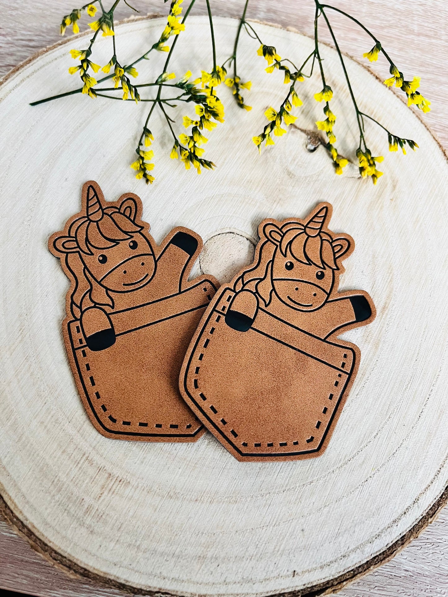 braunes taschen kunstlederlabel mit einem einhorn