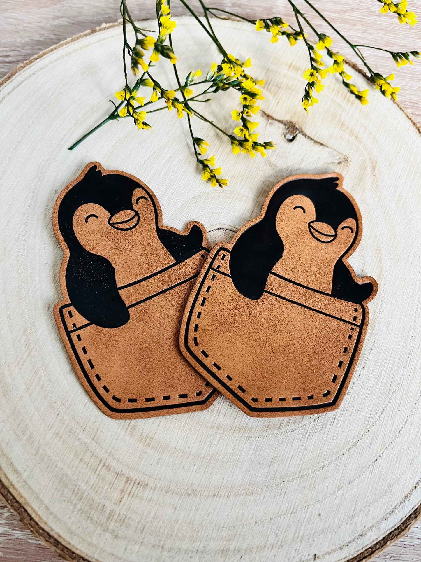 braunes taschen kunstlederlabel mit einem pinguin