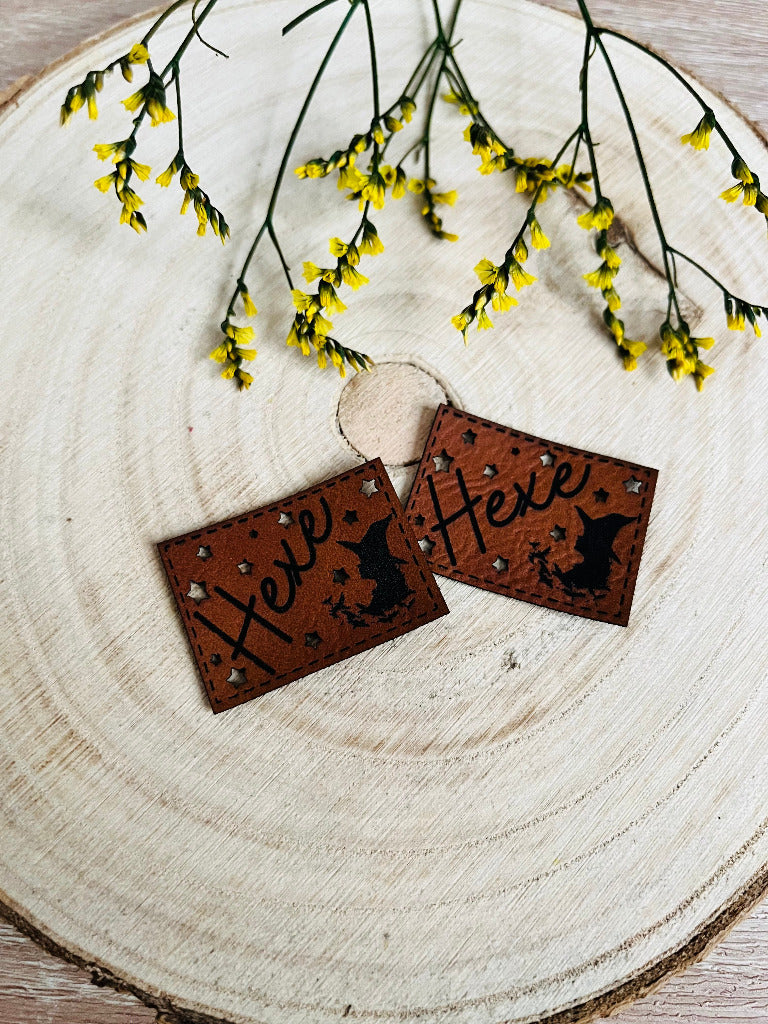 braunes Kunstlederlabel mit dem Spruch Hexe und einer kleinen Hexe abgebildet