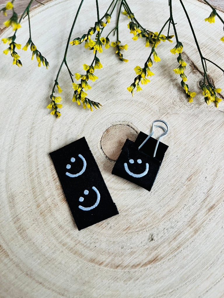schwarzes Weblabel mit einem lächelndem Smiley in weisser Farbe