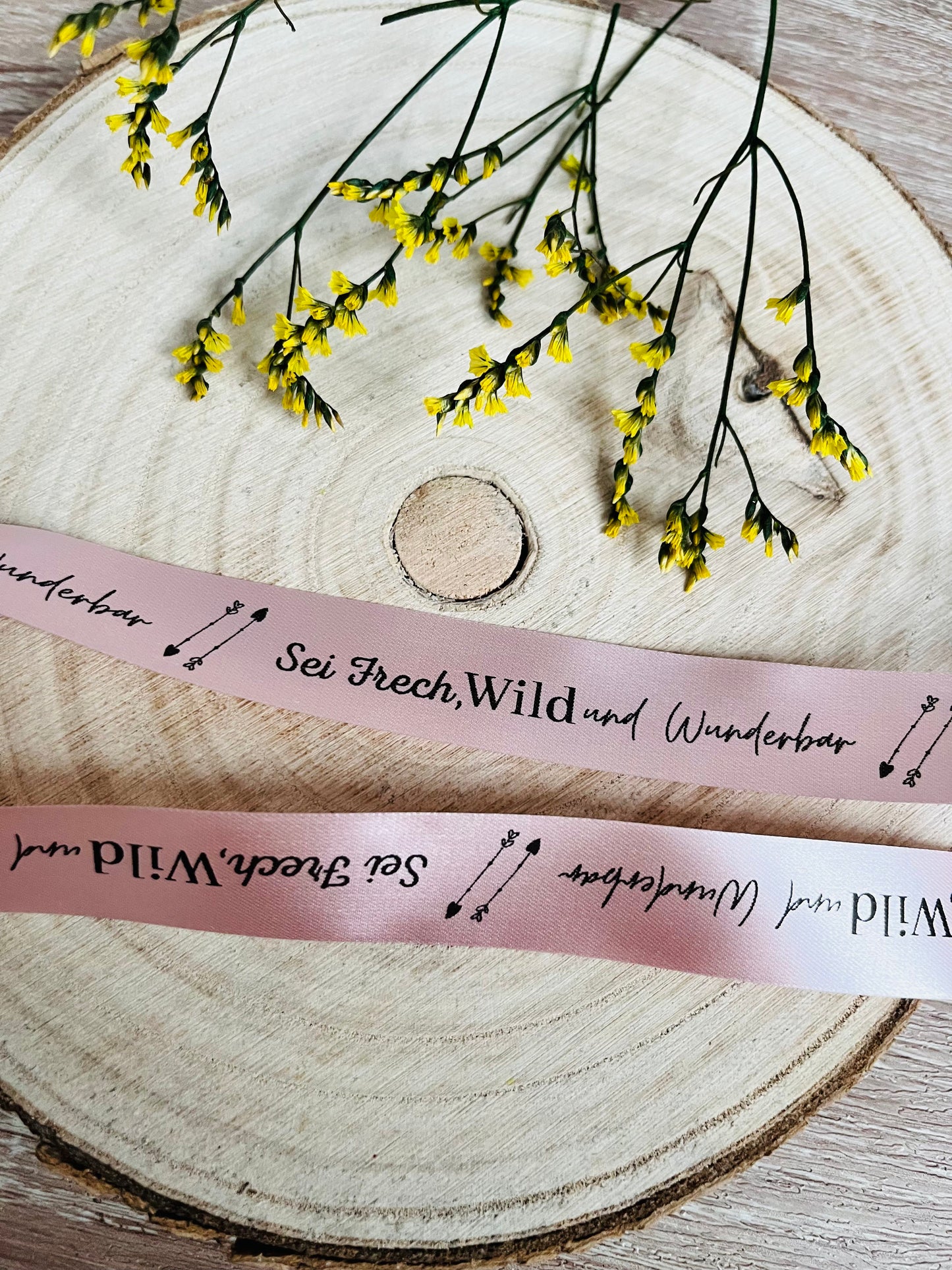 rosefarbenes Satinband mit dem fortlaufenden Spruch Sei Frech, Wild und Wunderbar, Breite 2 Zentimeter