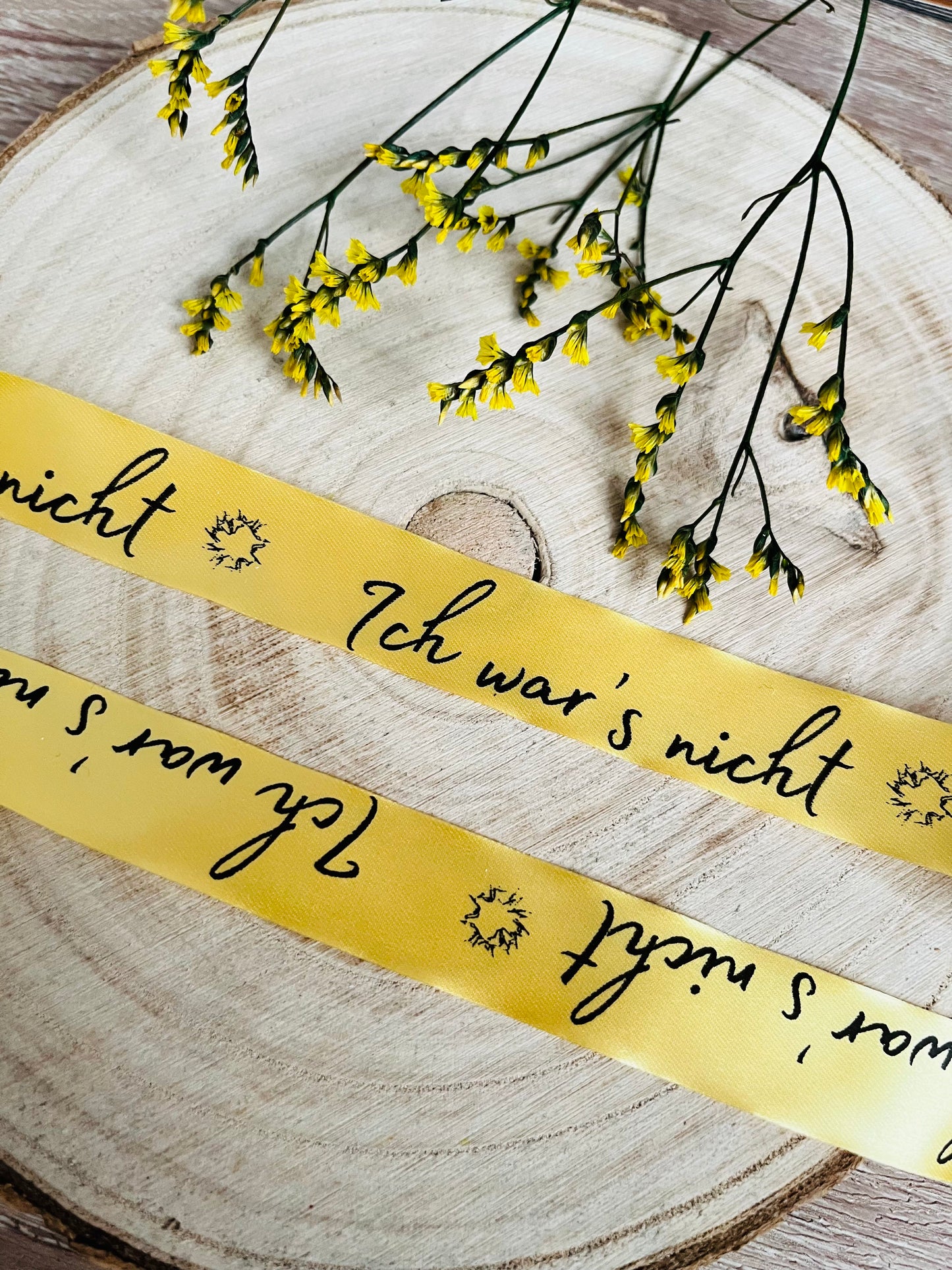 gelbes Satinband mit dem fortlaufenden Spruch Ich wars nicht