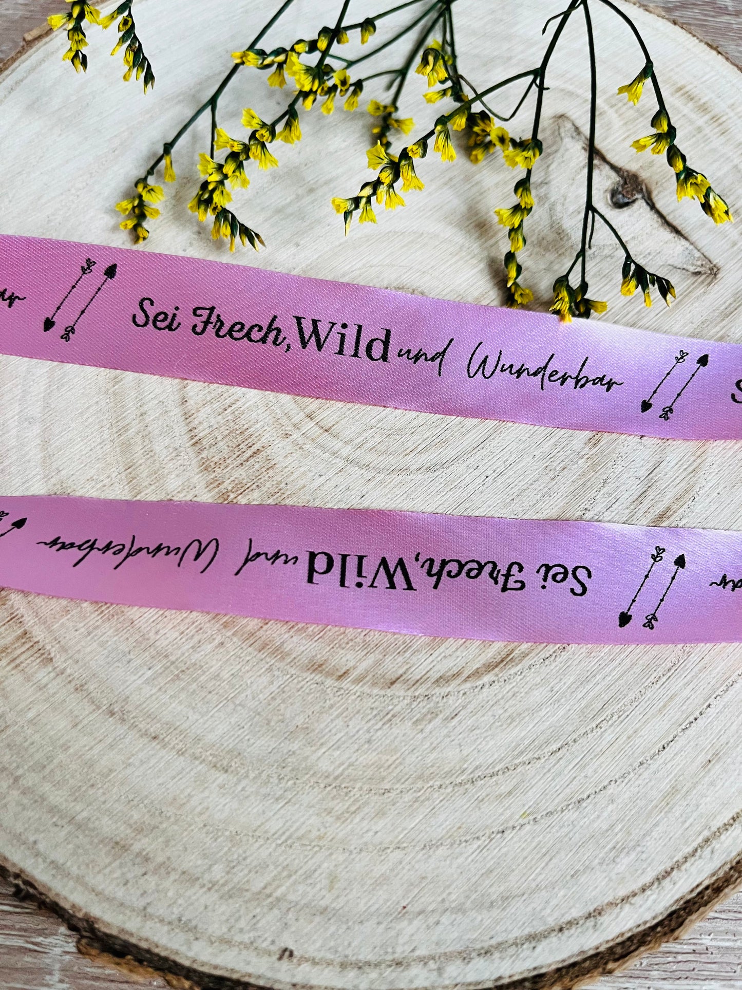 rosafarbenes Satinband mit dem fortlaufenden Spruch Sei frech Wild und Wunderbar