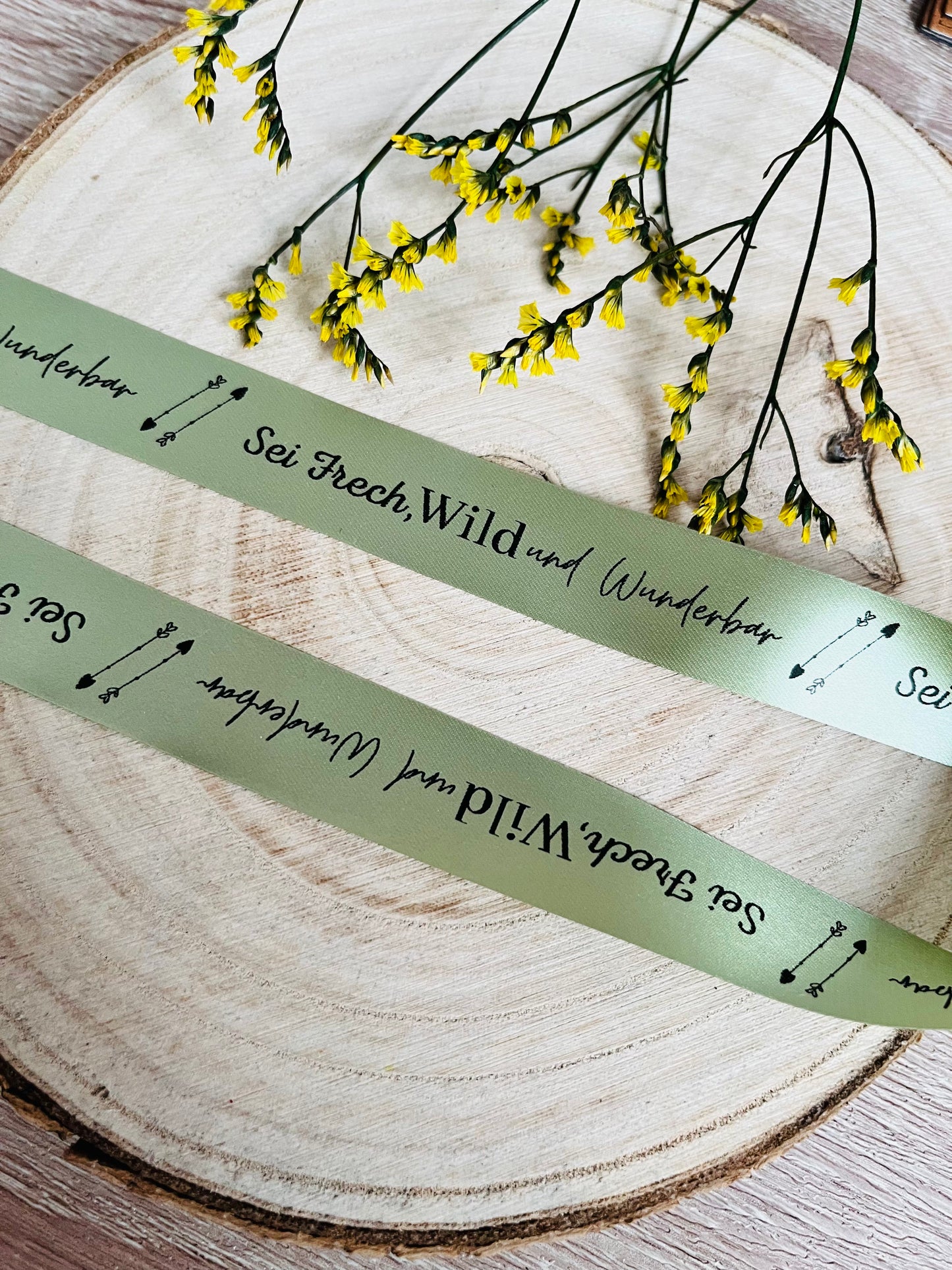 hellgrünes Satinband mit dem fortlaufenden Spruch Sei frech Wild und Wunderbar