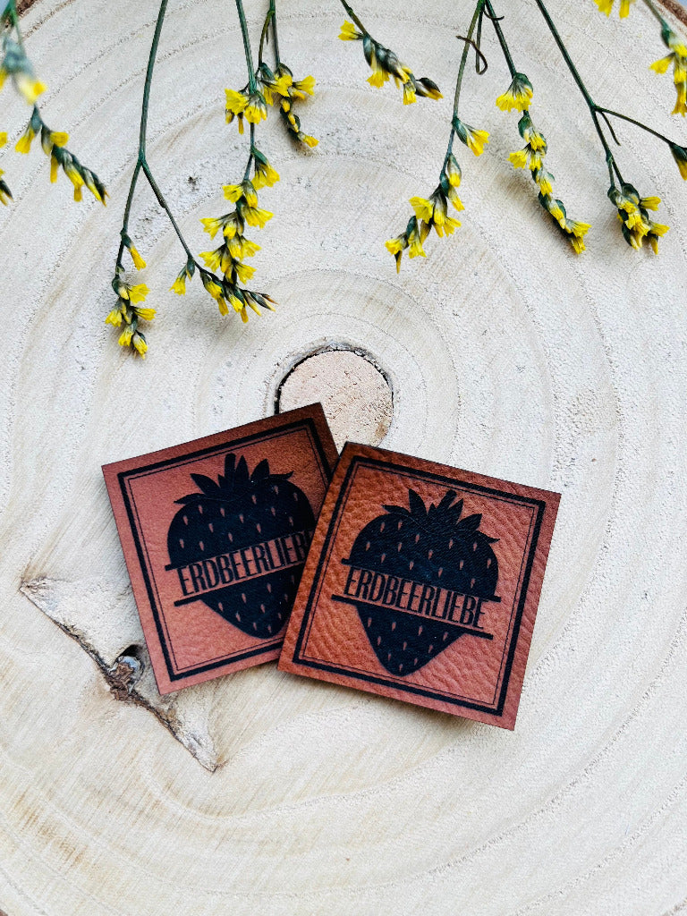 superweiches braunes PU-Label mit einer Erdbeere und dem Spruch Erdbeerliebe