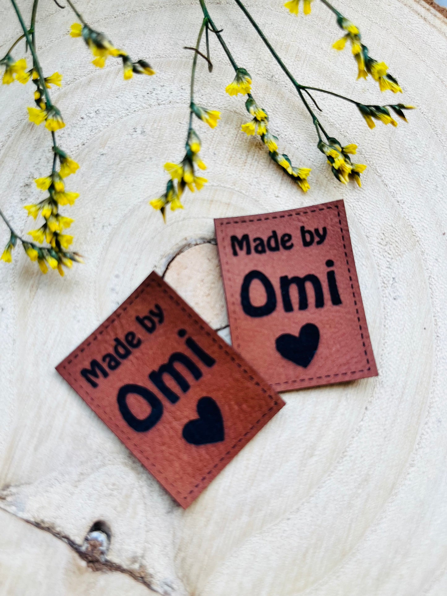 braunes PU-Label mit dem Spruch Made by Omi und einem kleinen Herzchen