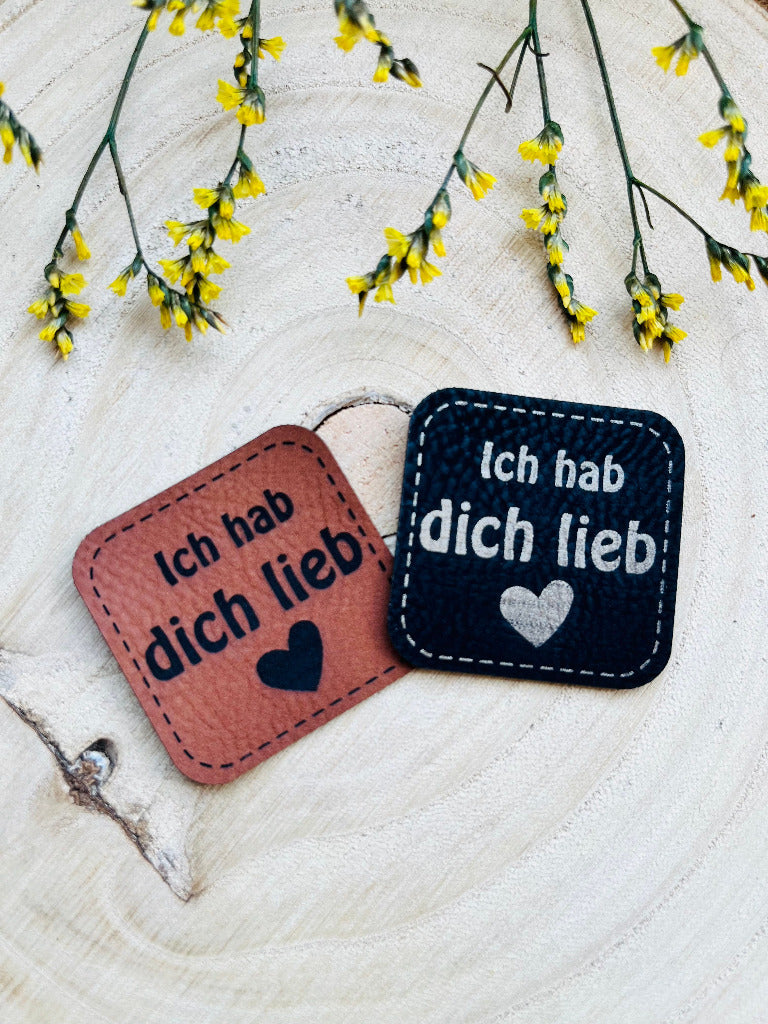 Kunstlederlabel in braun und schwarz mit dem Spruch Ich hab dich lieb und einem herzchen