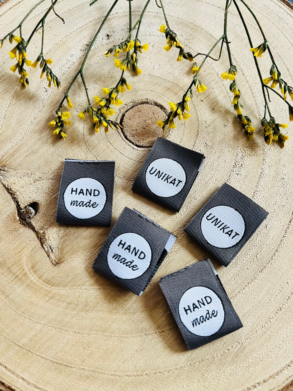 graues Weblabel mit der Aufschrift Handmade