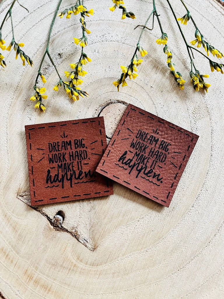 braunes PU-Label mit dem Spruch Dream Big Work Hard Mke it happen