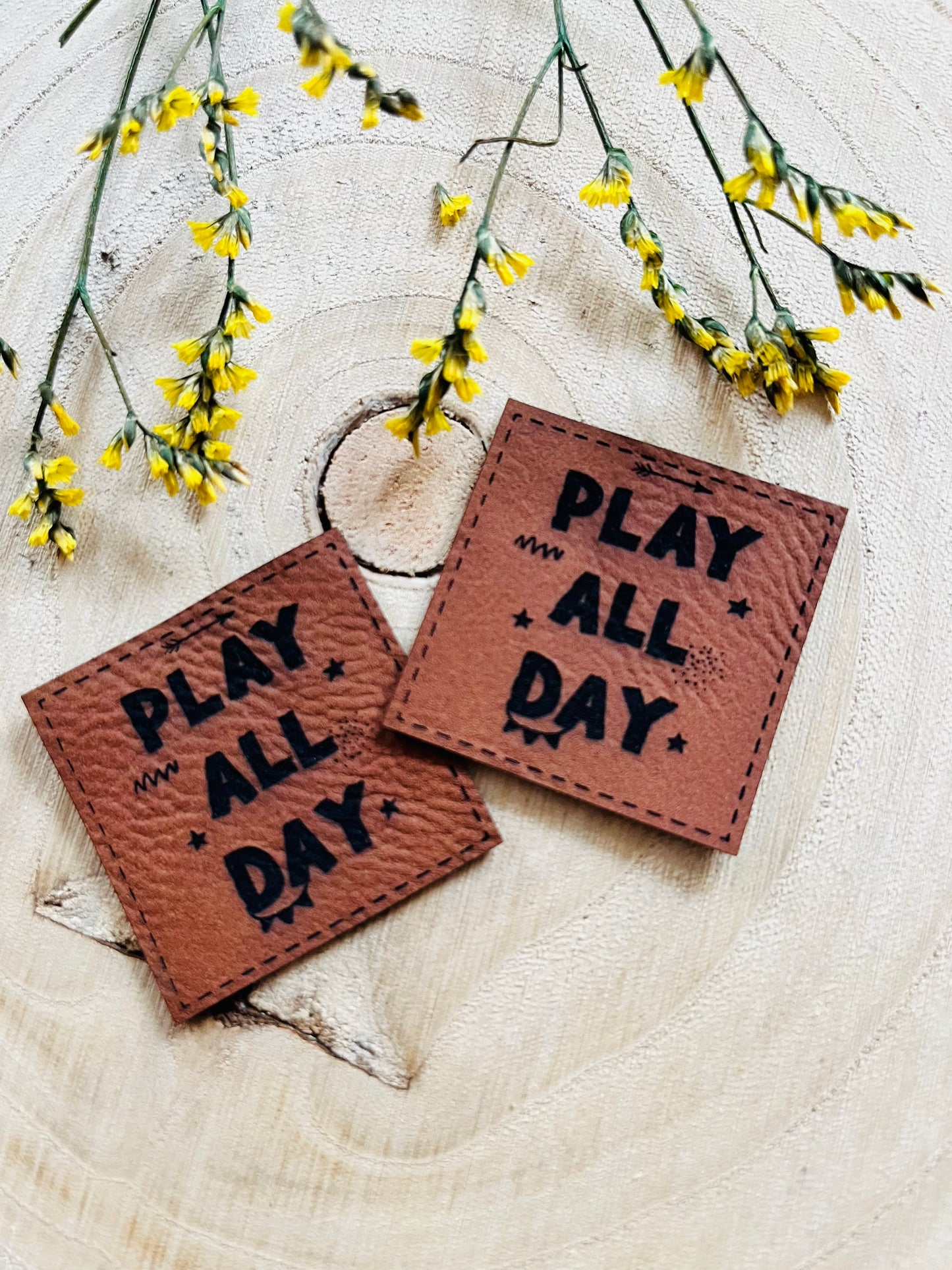 braunes PU-Label mit dem Spruch Play All Day