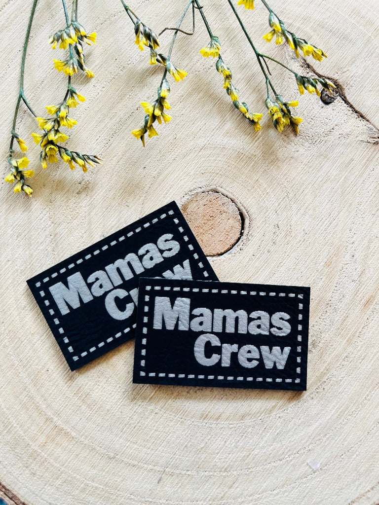 schwarzes PU-Label mit dem Spruch Mamas Crew in silberner Schrift