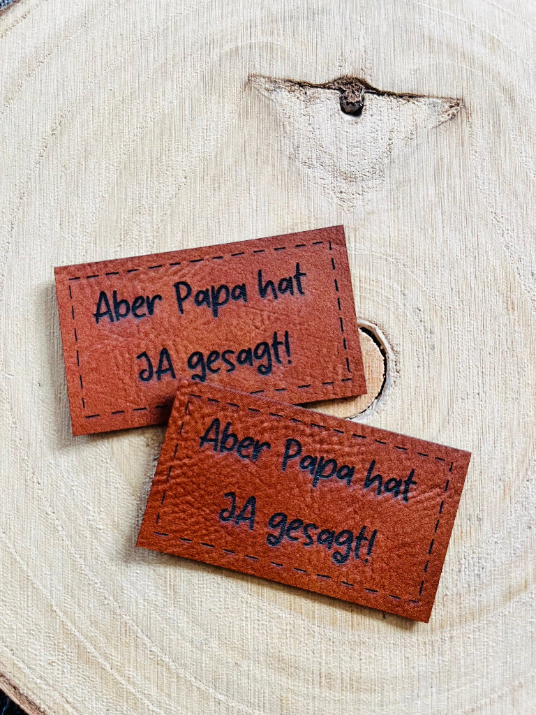 superweiches braunes Kunstlederlabel mit dem Spruch Aber Papa hat JA gesagt Ausrufezeichen