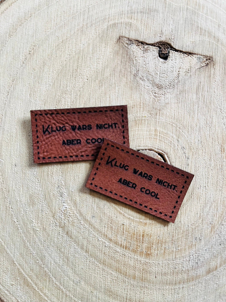 superweiches braunes Kunstlederlabel mit dem Spruch Klug wars nicht aber cool