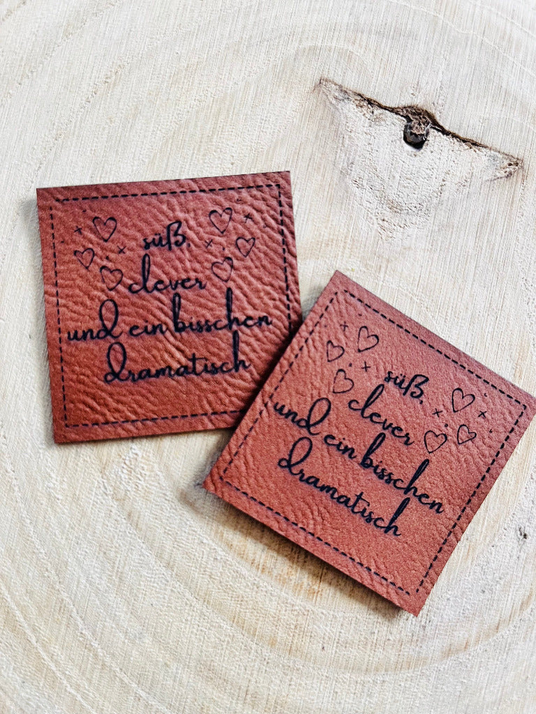 superweiches braunes Kunstlederlabel mit dem Spruch süß clever und ein bischen dramatisch mit kleinen Herzchen