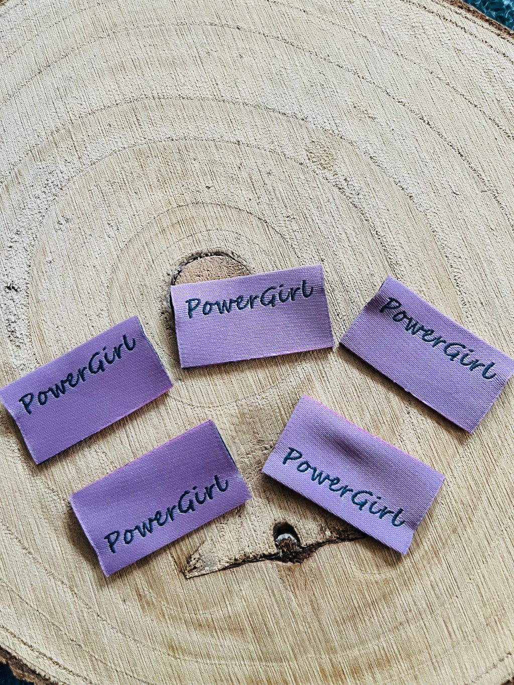 violettes Weblabel mit dem Spruch Powergirl in schwarzer Schrift