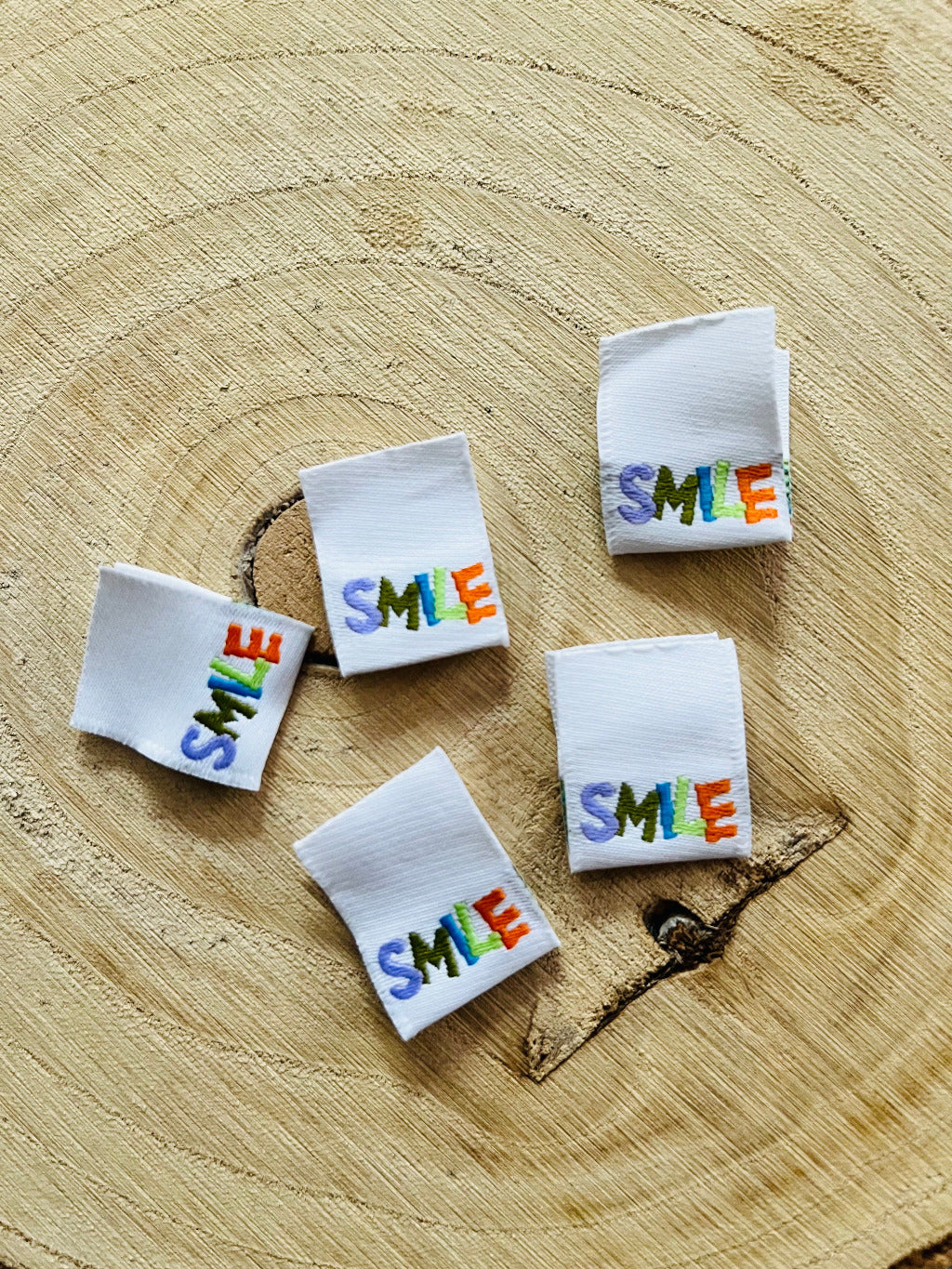 weisses Weblabel mit dem Spruch SMILE in bunten Buchstaben