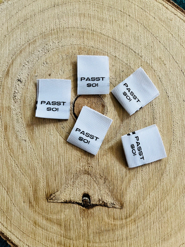 weisses Weblabel mit dem Spruch Passt So Ausrufezeichen in schwarzer Schrift