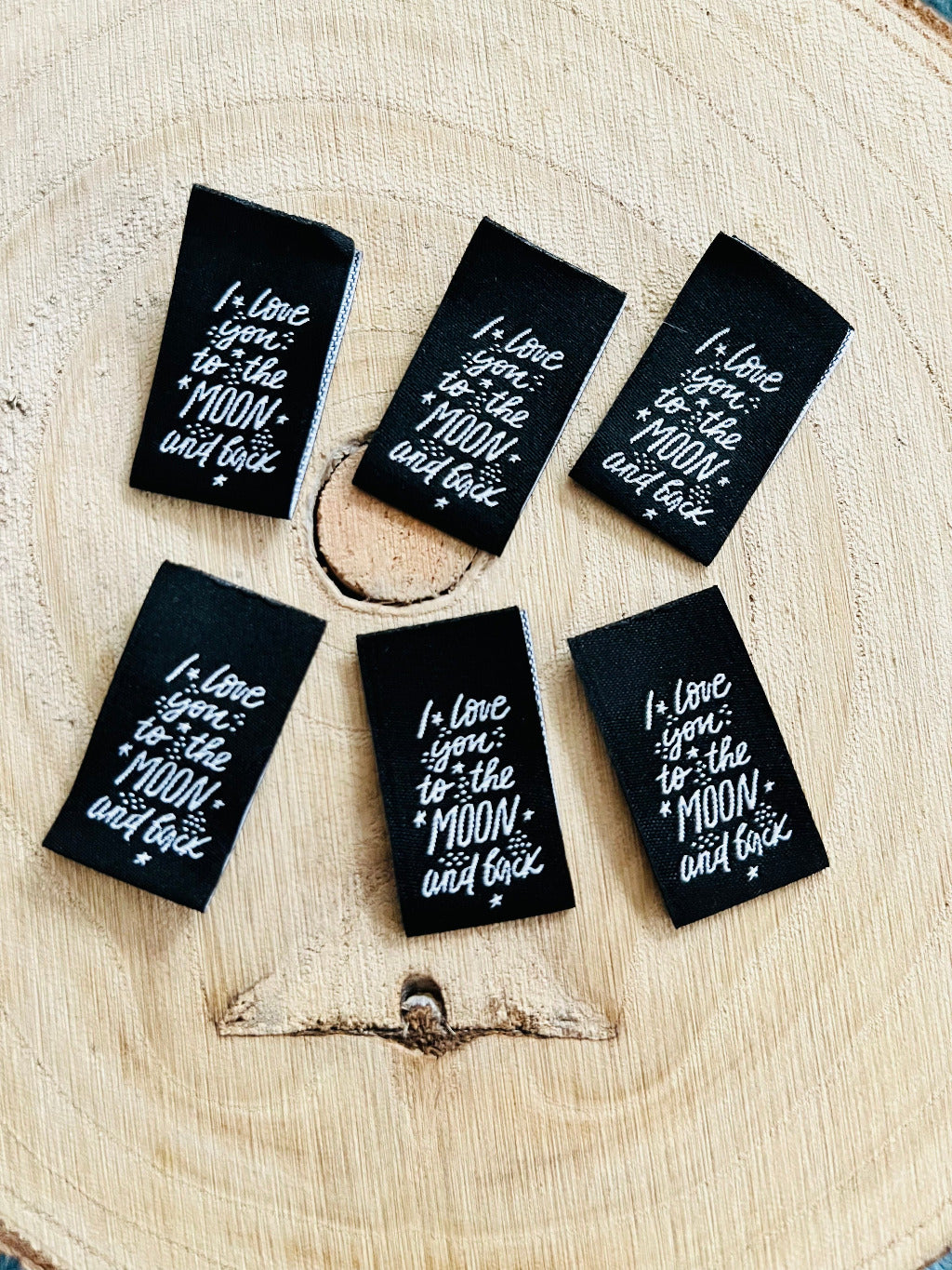 schwarzes Weblabel mit dem Spruch I love you to the Moon and back in weisser Schrift