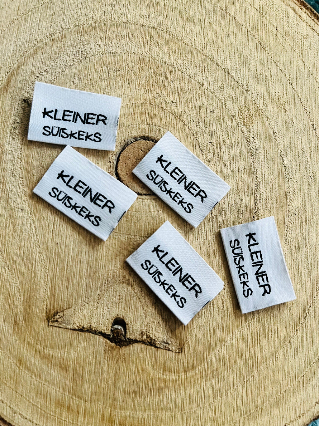 weisses Weblabel mit der Aufschrift Kleiner Süsskeks in schwarzer Schrift