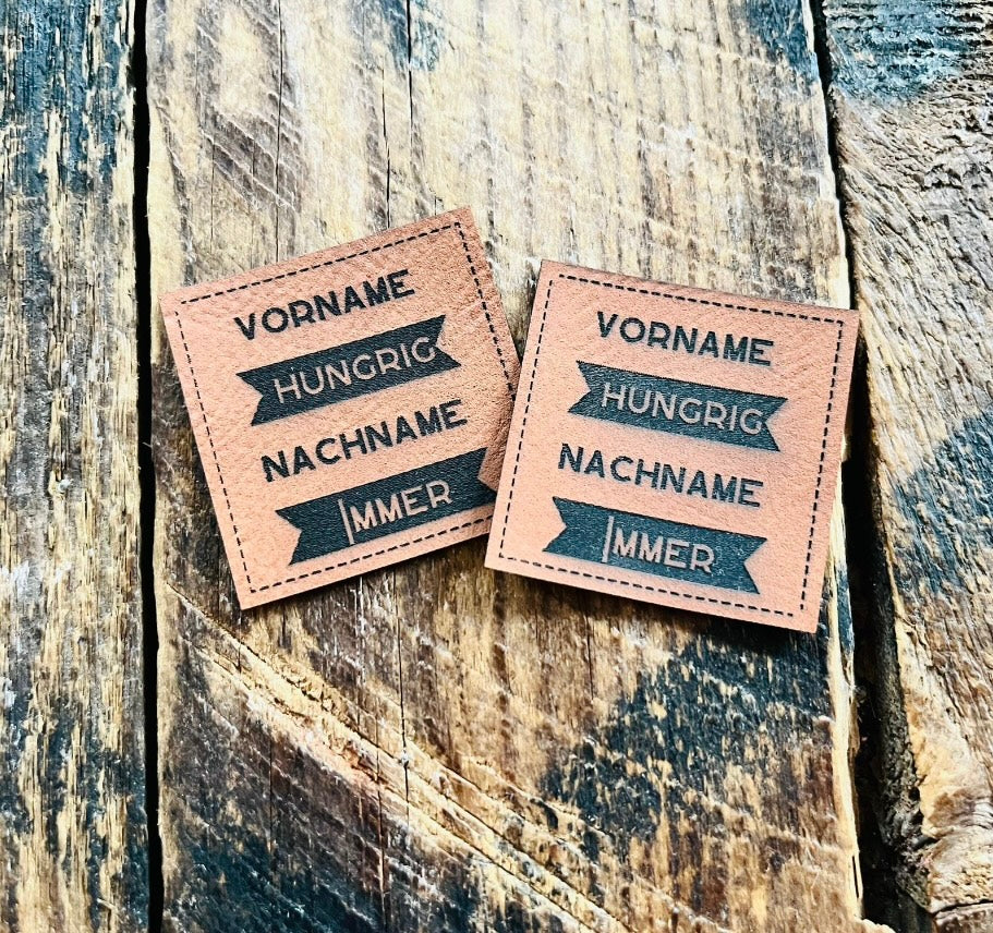 braunes PU-Label mit dem Spruch Vorname Hungrig Nachname Immer