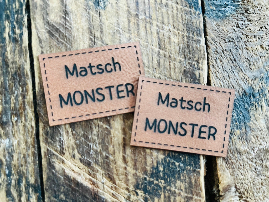 superweiches braunes Kunstlederlabel mit dem Spruch Matsch Monster