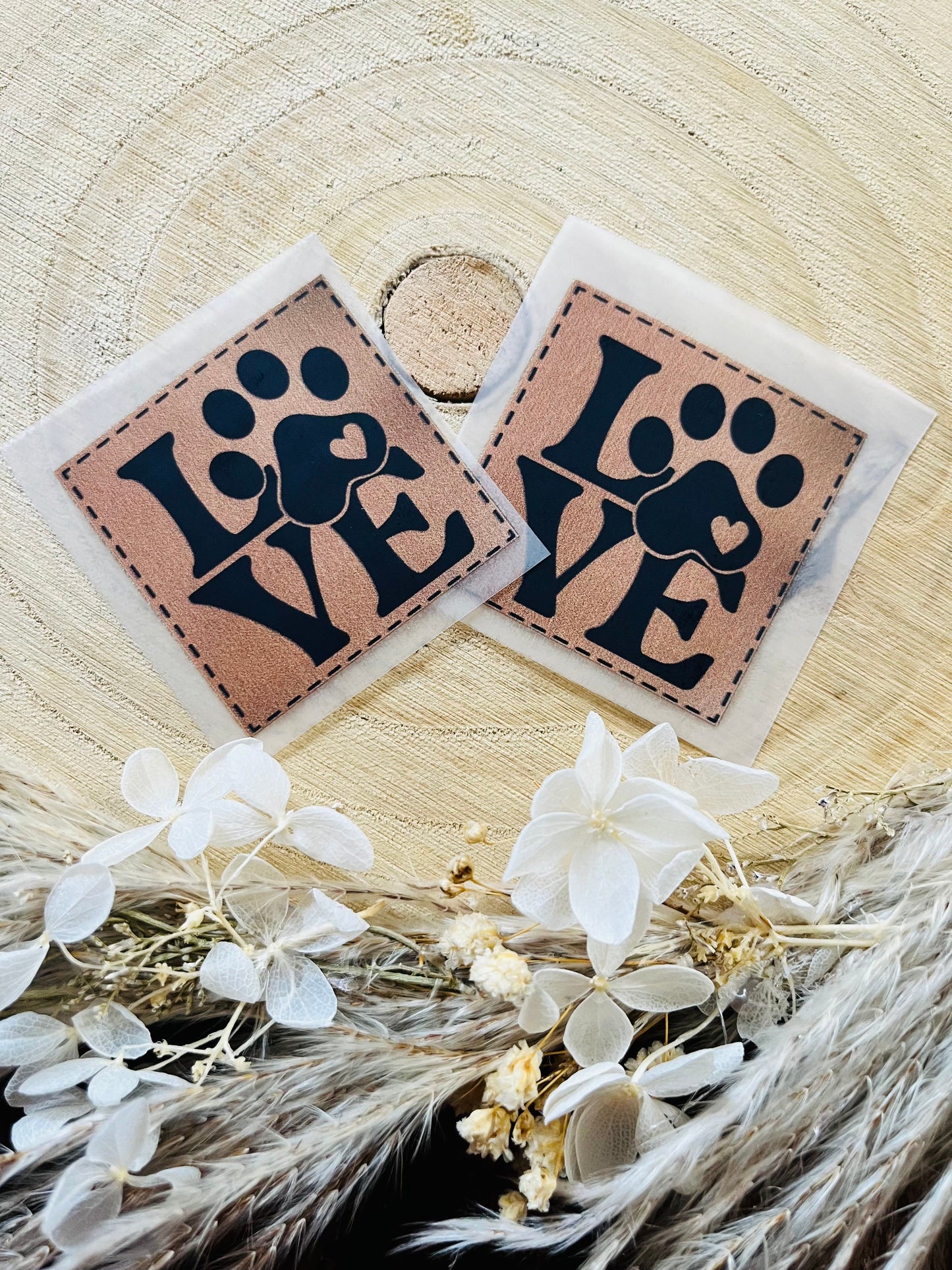 hellbraunes Bügellabel mit dem Spruch LOVE und einem Pfotenabdruck