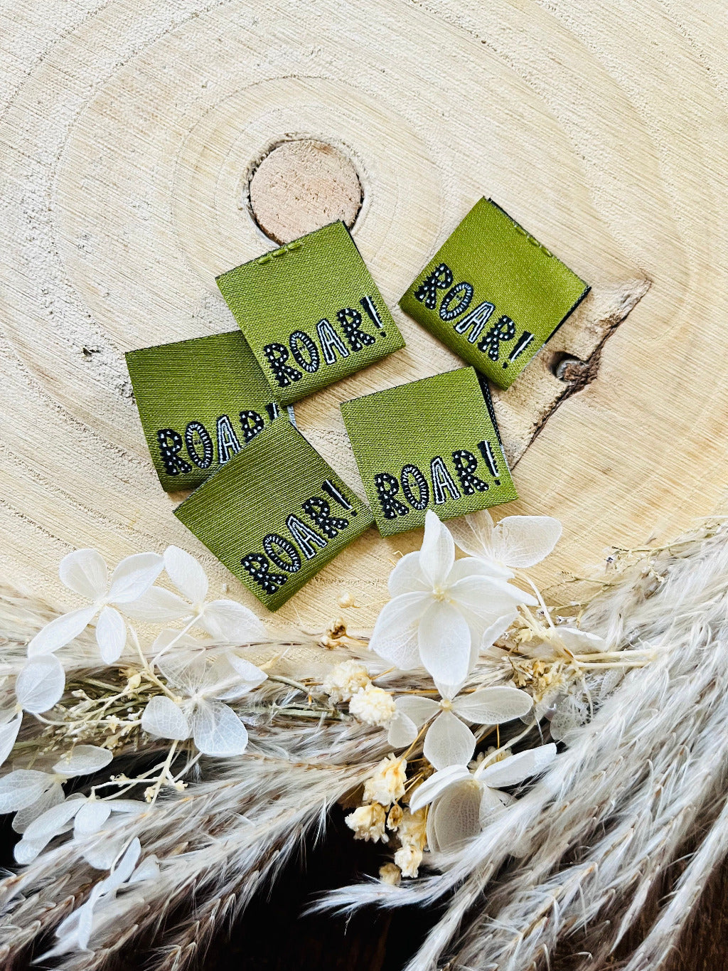 hellgrünes Weblabel mit der aufschrift ROAR Ausrufezeichen in schwarz weisser Schrift