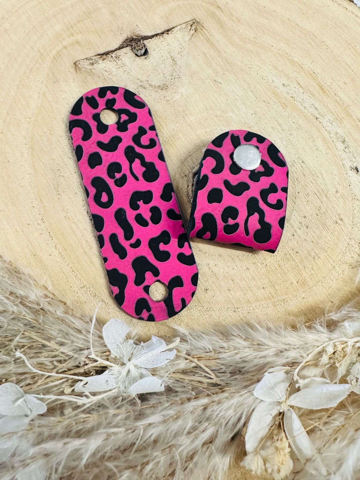 superweiches pinkes Knicklabel mit dem Motiv Leo Print