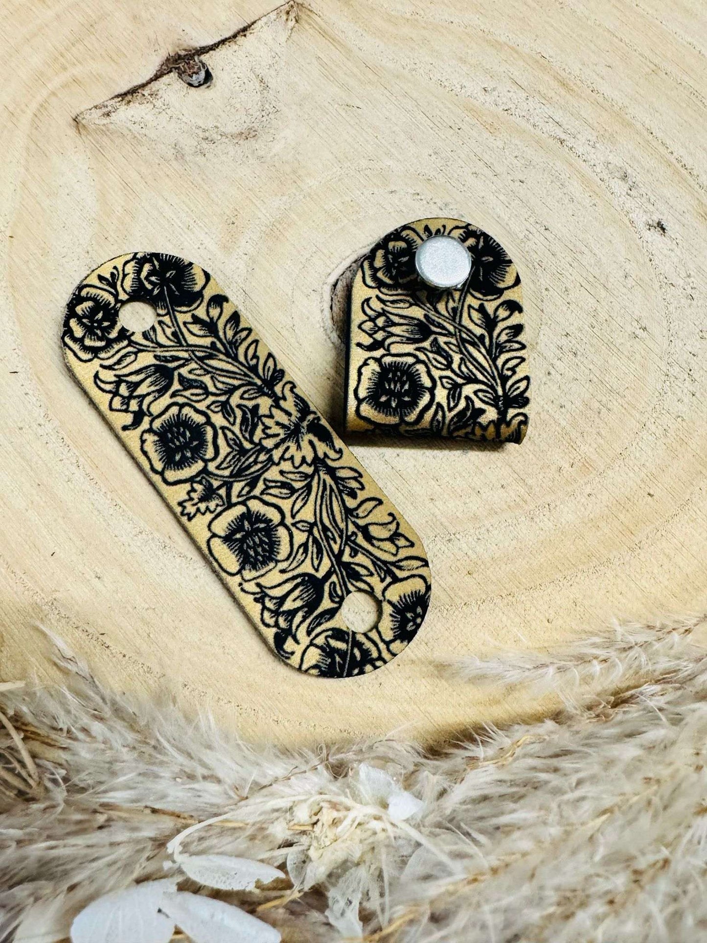 superweiches schwarz goldenes Knicklabel mit Blumenmotiv Magnolien