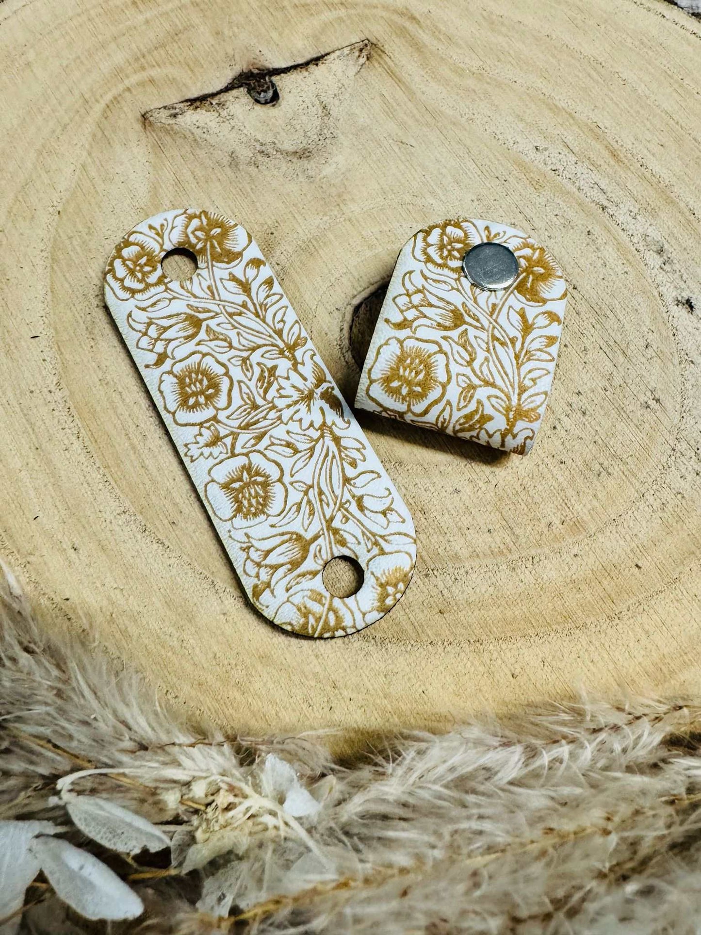 superweiches weiss goldenes Knicklabel mit Blumenmotiv Magnolien