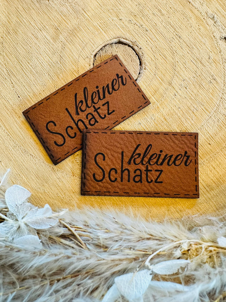 braunes superweiches Kunstlederlabel mit dem Spruch kleiner Schatz