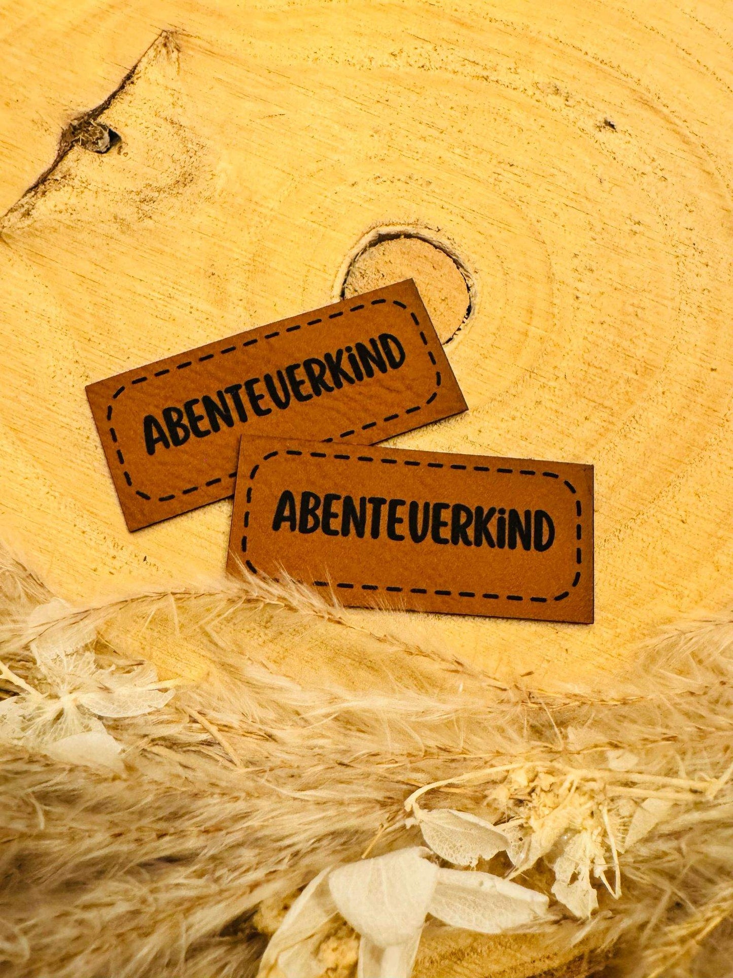 superweiches braunes Kunstlederlabel mit dem Spruch Abenteuerkind