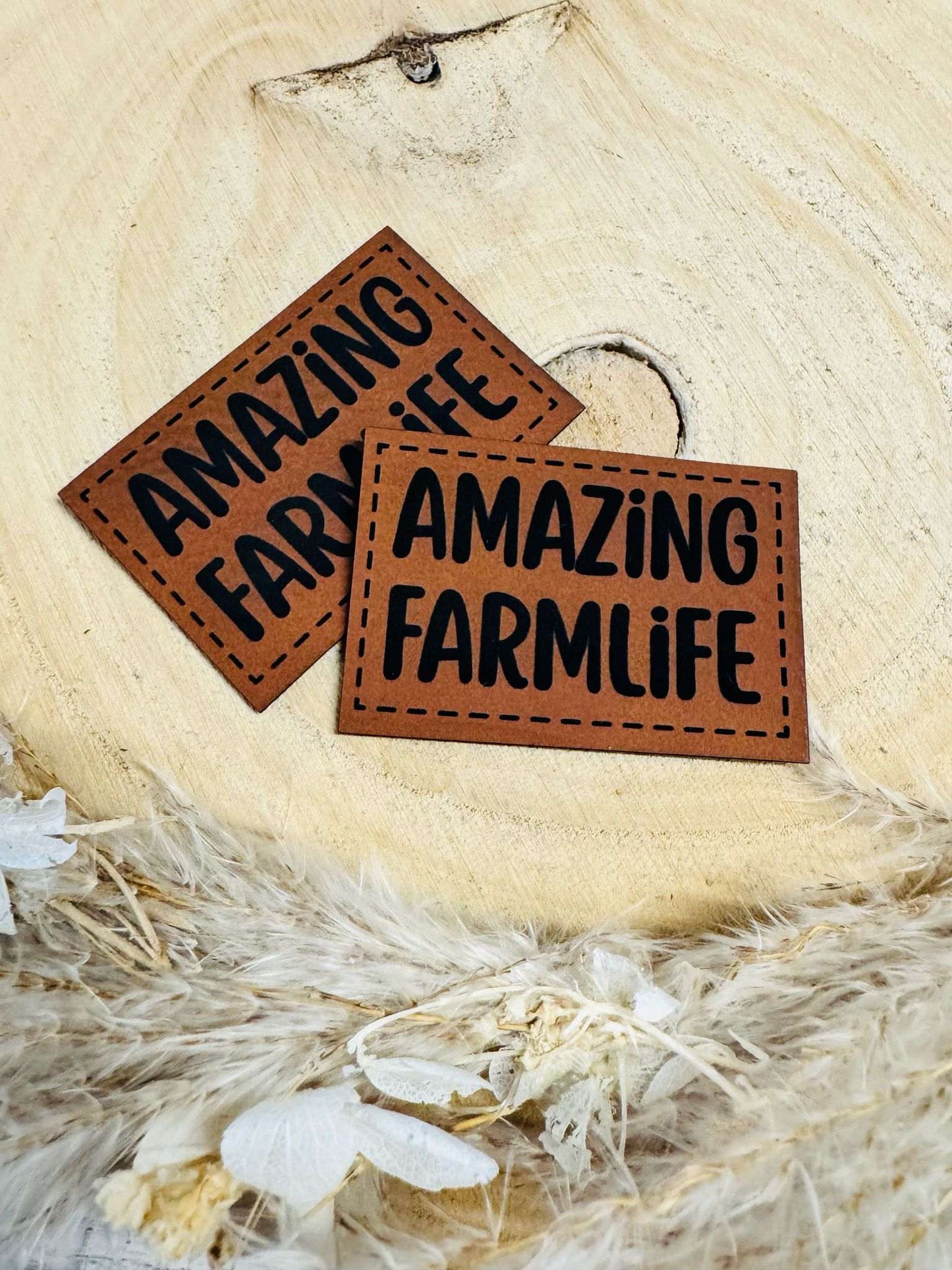 superweiches braunes Kunstlederlabel mit dem Spruch Amazing Farmlife