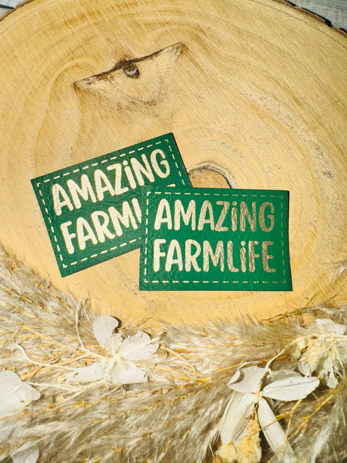 superweiches grünes Kunstlederlabel mit dem Spruch Amazing Farmlife