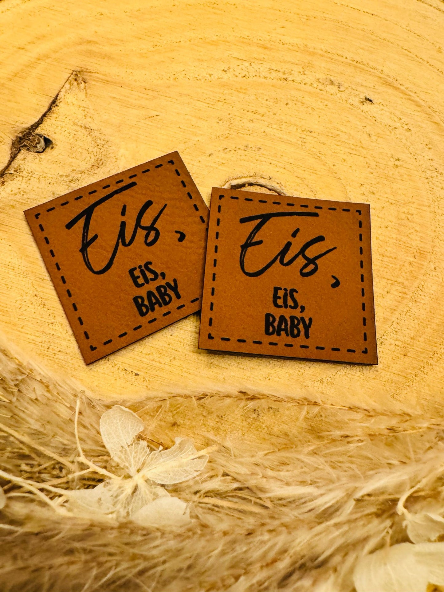 superweiches braunes Kunstlederlabel mit dem Spruch Eis Eis Baby