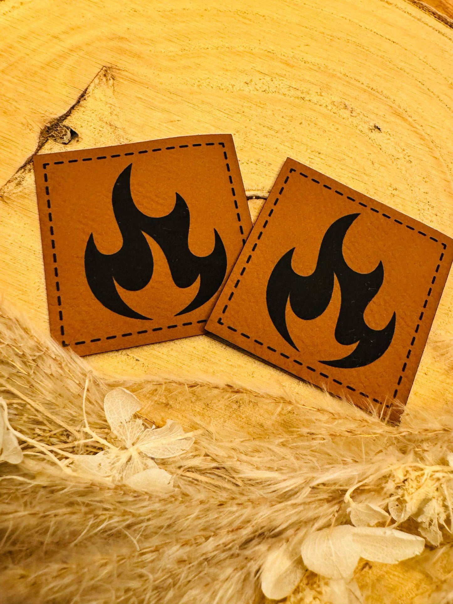 superweiches braunes Kunstlederlabel mit einer lodernden Flamme abgebildet