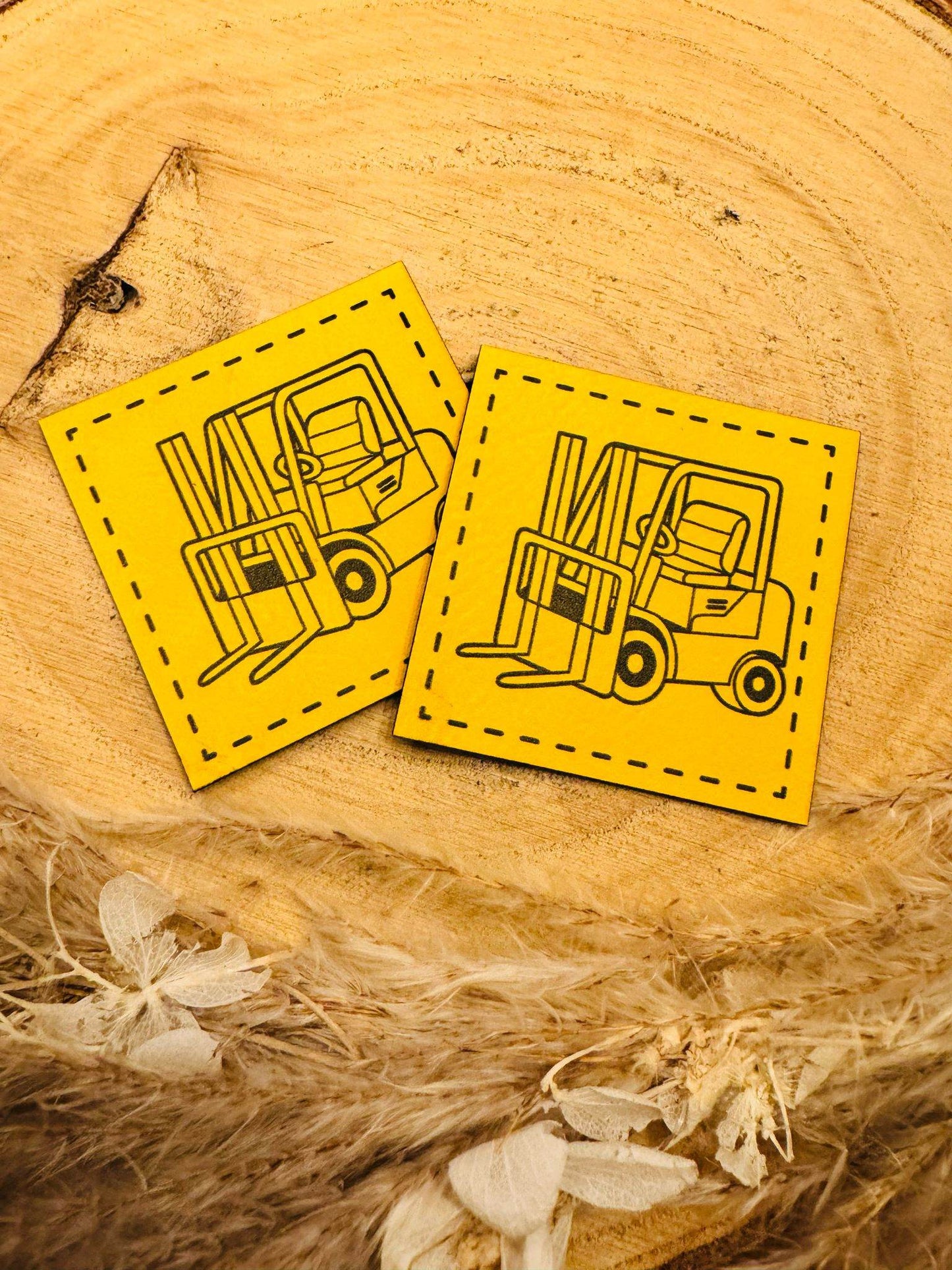 exclusives superweiches Kunstlederlabel in Gelb mit einem Gabelstapler abgebildet