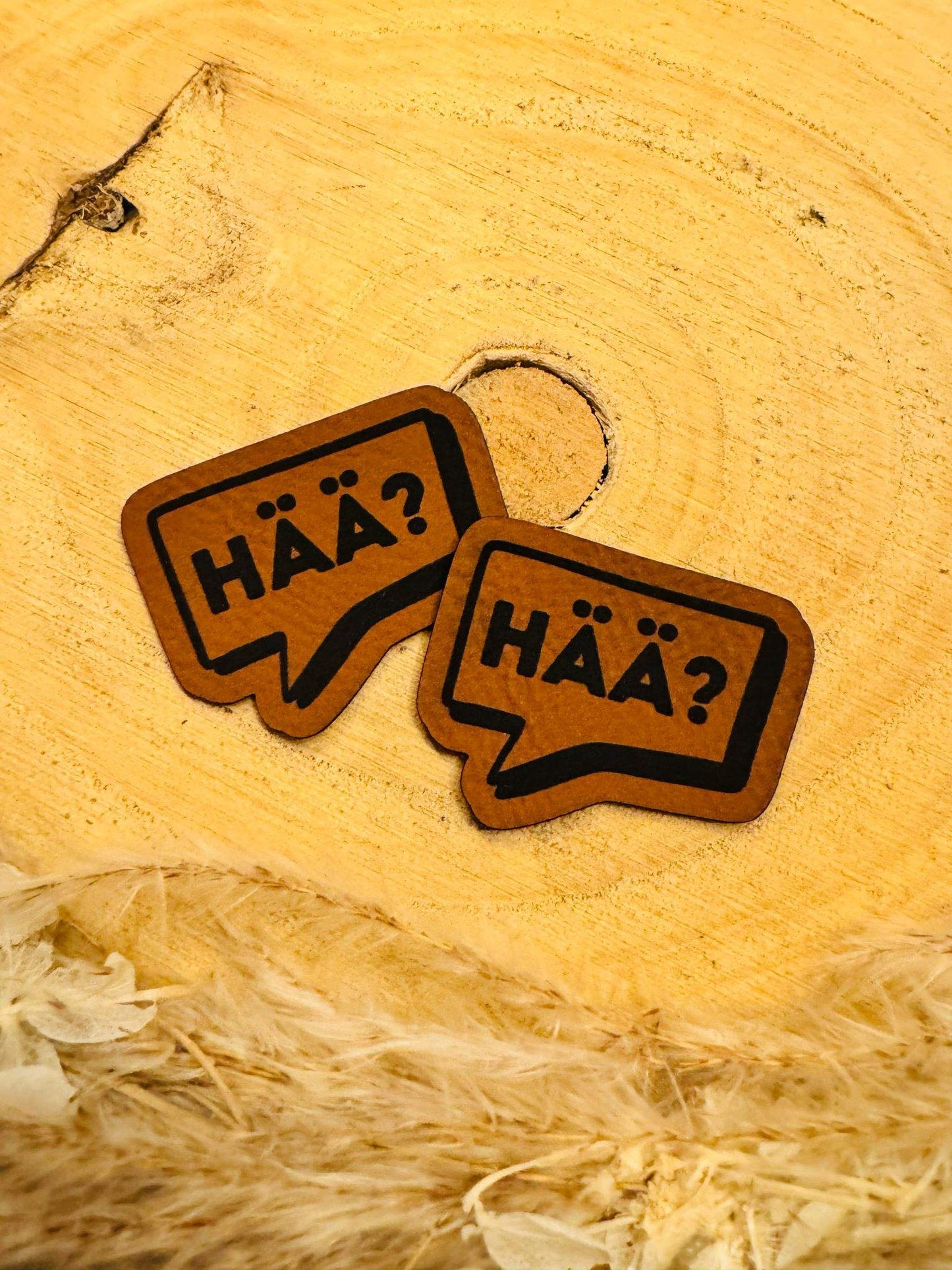 superweiches braunes Kunstlederlabel mit dem Spruch Hää Fragezeichen